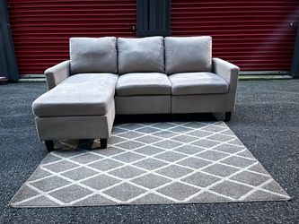 Sectional Reversible Couch!! Delivery Available 🚚 !! Dimensions: 76” Length x 33” Height x 28” Depth ( 51” Depth chaise)