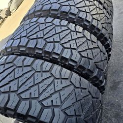 285/70/17 Nitto vendo un set de llantas usadas excelente condiciones de vida las 4 ✅🤩I am selling a set of used tires, all 4 in excellent living cond
