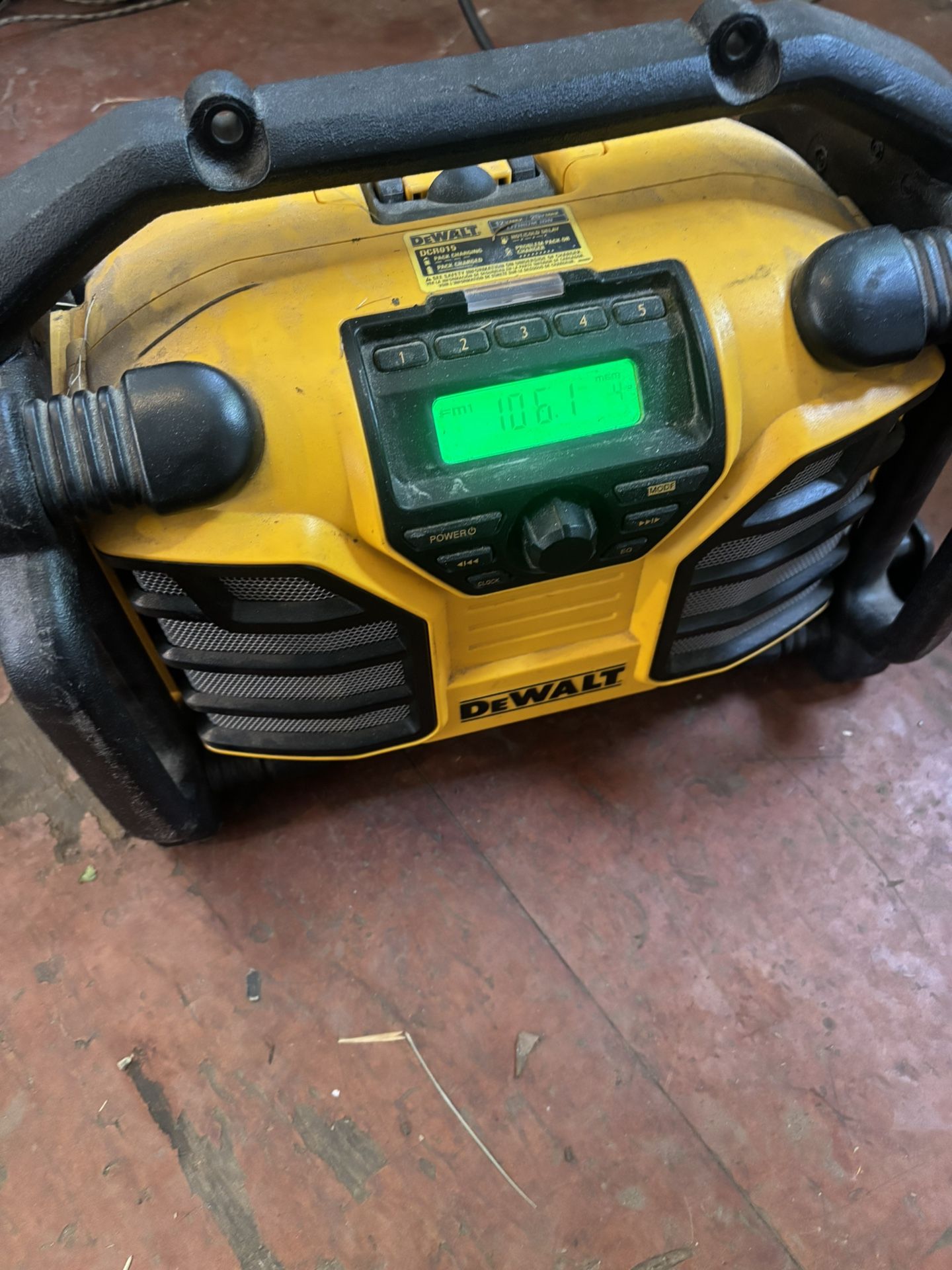 Dewalt 20v/12v Radio Jobsite Charger