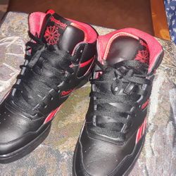 REEBOK SNEAKERS SIZE  9  R/ B