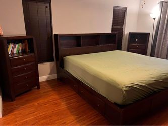 King size bed + mattress + 3 dressers