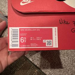 Nike Wear all day GS Size 7.5 Men Or Boy 