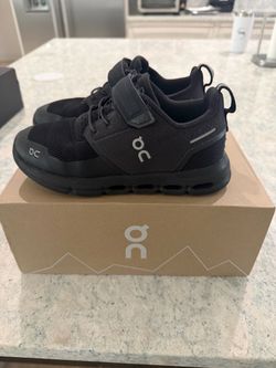 Kids Black OnCloud Sneakers size 13.5