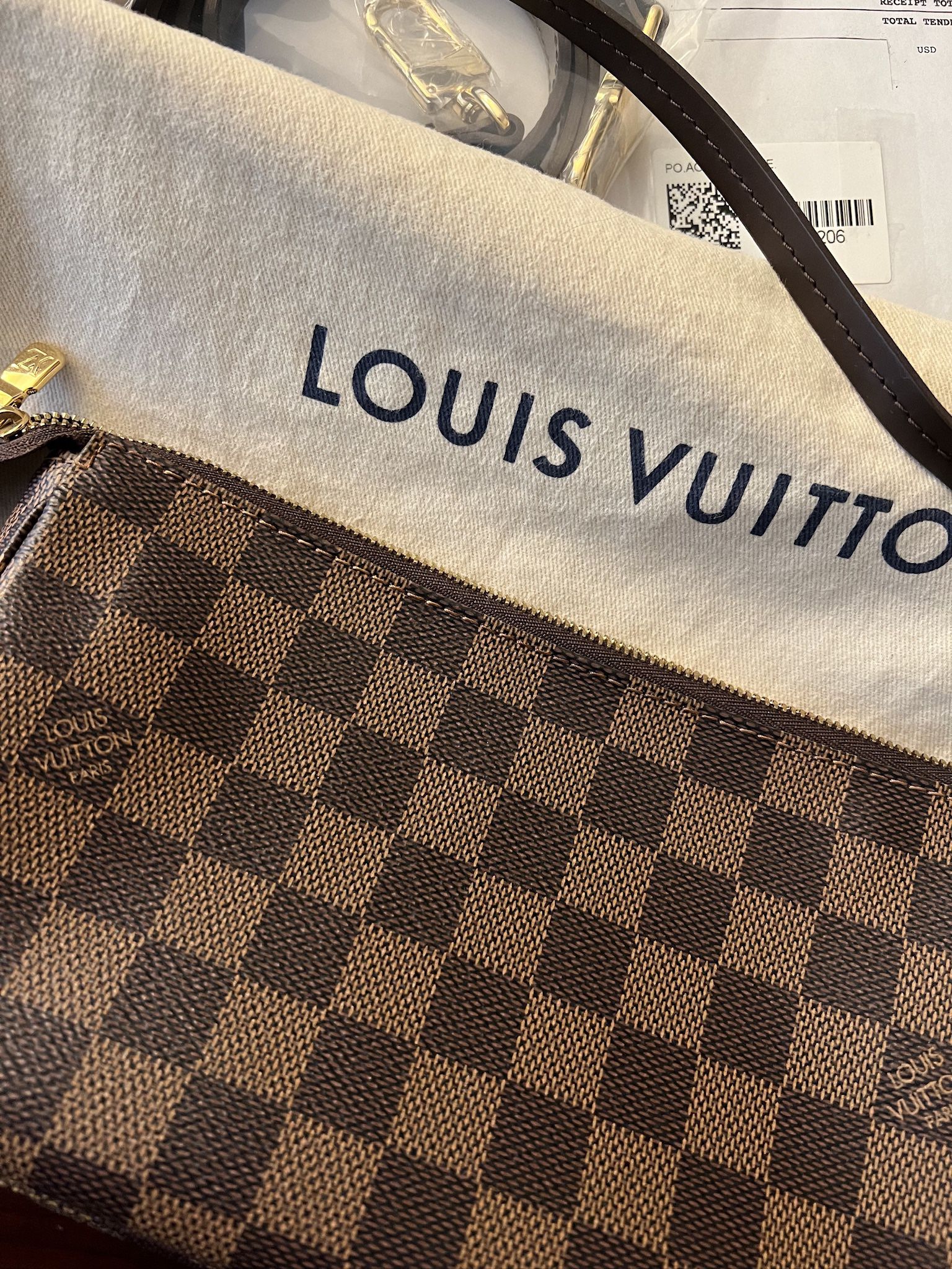 Authentic  Louis Vuitton Damier Ebene Pochette 