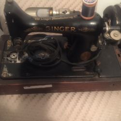 OLD SINGER SEWING MACHINE 1936, WITH LAMP CASE AND KEY
