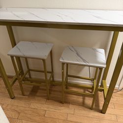 A pretty little table with its two chairs.