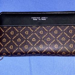 Forever Lovely Womens Wristlet 