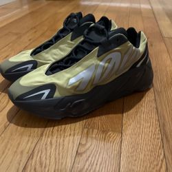 Yeezy Boost 700 Size 8.5