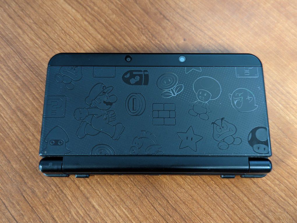 New Nintendo 3DS - Super Mario Black Edition 