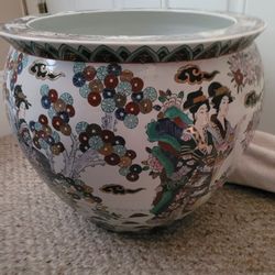 Oriental Vase Excellent Condition   Selling it for  350