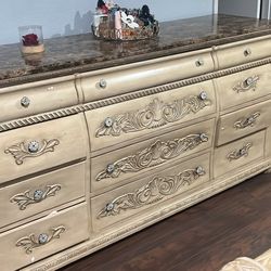 Beautiful antique-style bedroom set in good condition