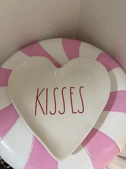 RAE DUNN KISSES HEART SHAPED PLATE