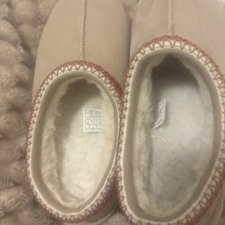 Ugg Slip Ons Tan , Size 8