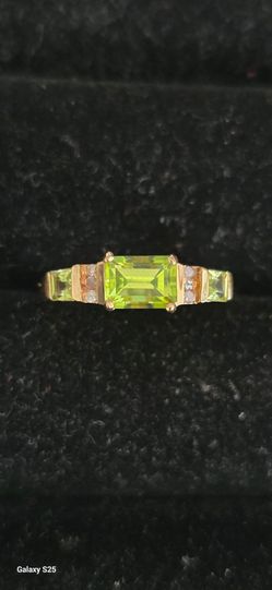 New 10 k gold, peridot ring, 1.8grams, size 8.5