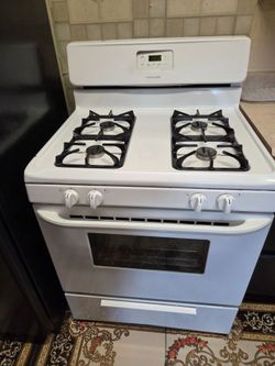 Refrigerator Frigadaire great shape,2 stoves frigidaire white color