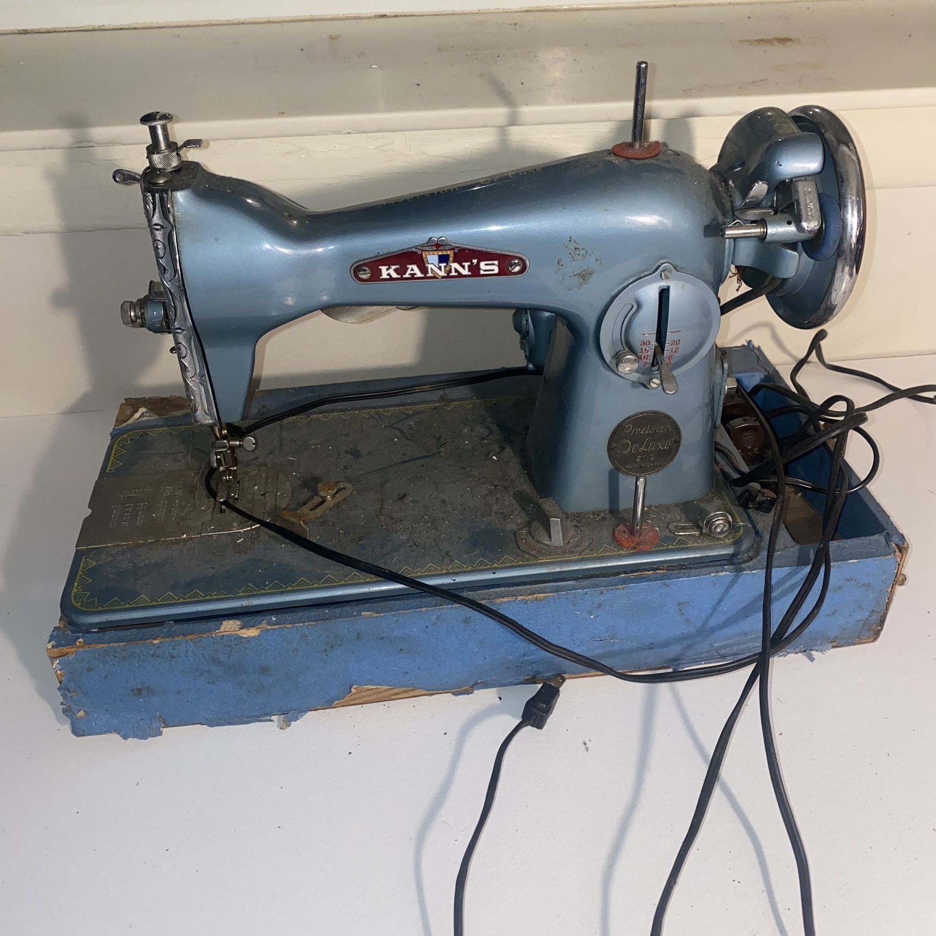 Kann's Precision Deluxe 202 Vintage Sewing Machine    Good pre-owned condition. Works fine.  Use as vintage decor