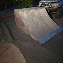Quarter pipe, skateboard ramp