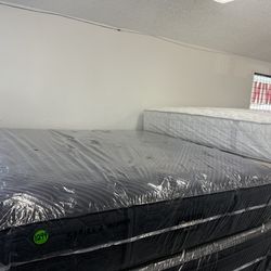 KING SIZE SIMMONS BEAUTYREST BLACK SERIES 2 (MEDIUM) MATTRESS & BOX SPRINGS BED SET