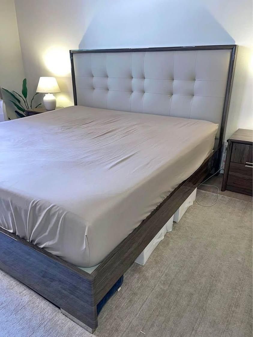 Modern Nuetral Chestnut King Bedroom Set