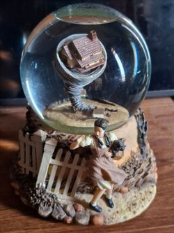 Wizard of Oz  music snow globe