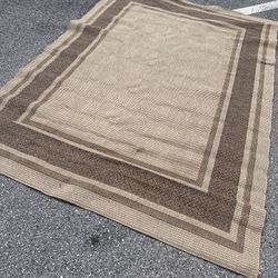 9.5ft By 6.7 Ft Huge Area Rug Very Good Condition. No Damage 