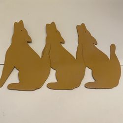 Howling Coyote Metal indoor/ outdoor wall hanging. Golden yellow. Hook on back. Southwest/ Rustic .