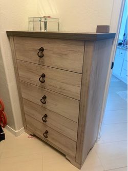 Crown Mark Patterson 5-Drawer Chest – Excellent Condition