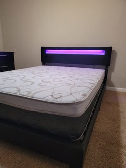 NEW QUEEN-SIZE PILLOW TOP MATTRESS AND BOX SPRING