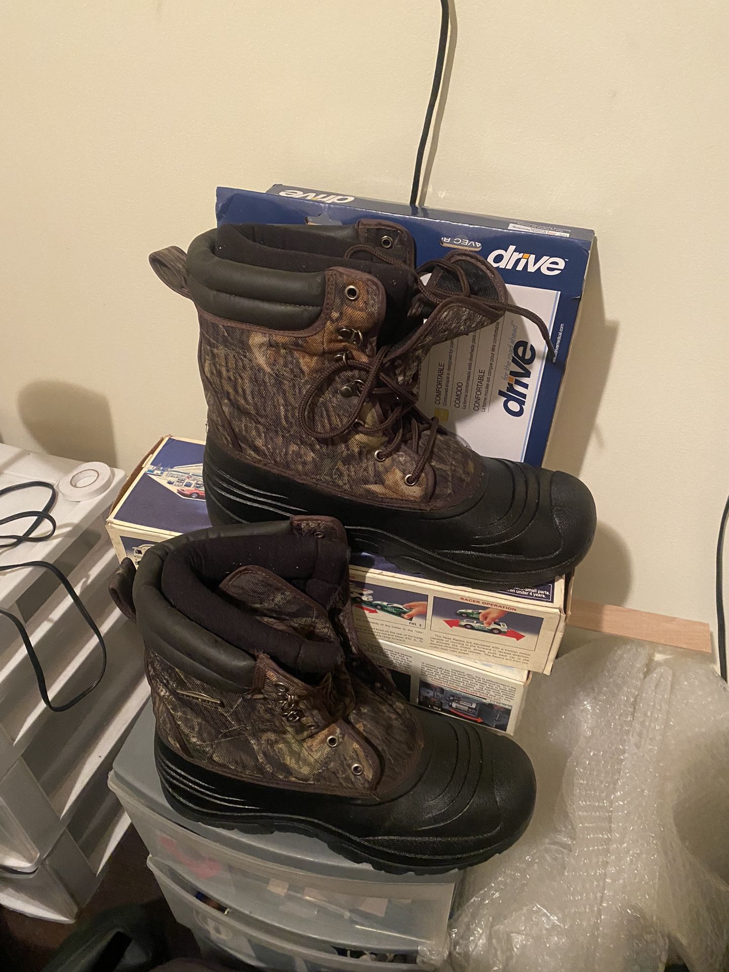 men's water proof boots sz 10