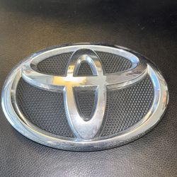 Toyota Grille Emblem 75311-06060