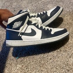 Jordan 1 mid Dark Navy blue