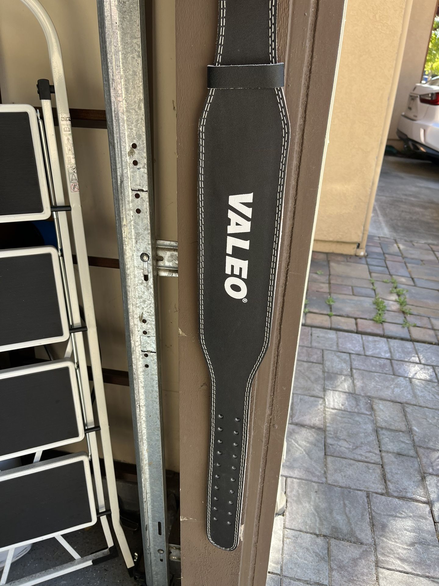 Valeo VRL4 4" Padded Leather Contoured Weightlifting Lifting Belt with Suede Lining