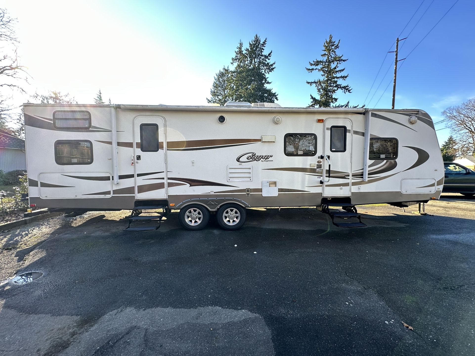 2013 Cougar 31ft 2-slide Outs Rear Bunks Excellent Condition