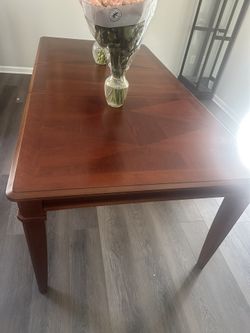 Expandable Wooden Table