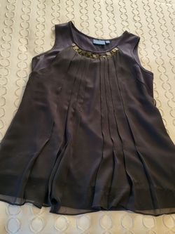 Women lg Simply Vera, Vera Wang gray sleeveless blouse with gold bling at neckline Lot 235