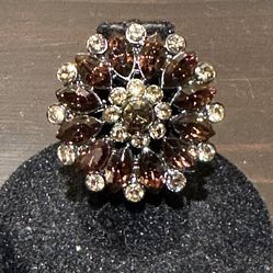 Fun floral shape costume jewelry ring with brown stones. Approx size 6