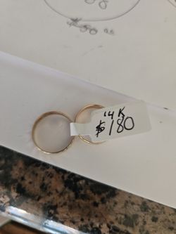 Get summer-ready with this beautiful set of solid 14K yellow gold toe rings. This duo offers two distinct looks: one featuring an intricate diamond-cu