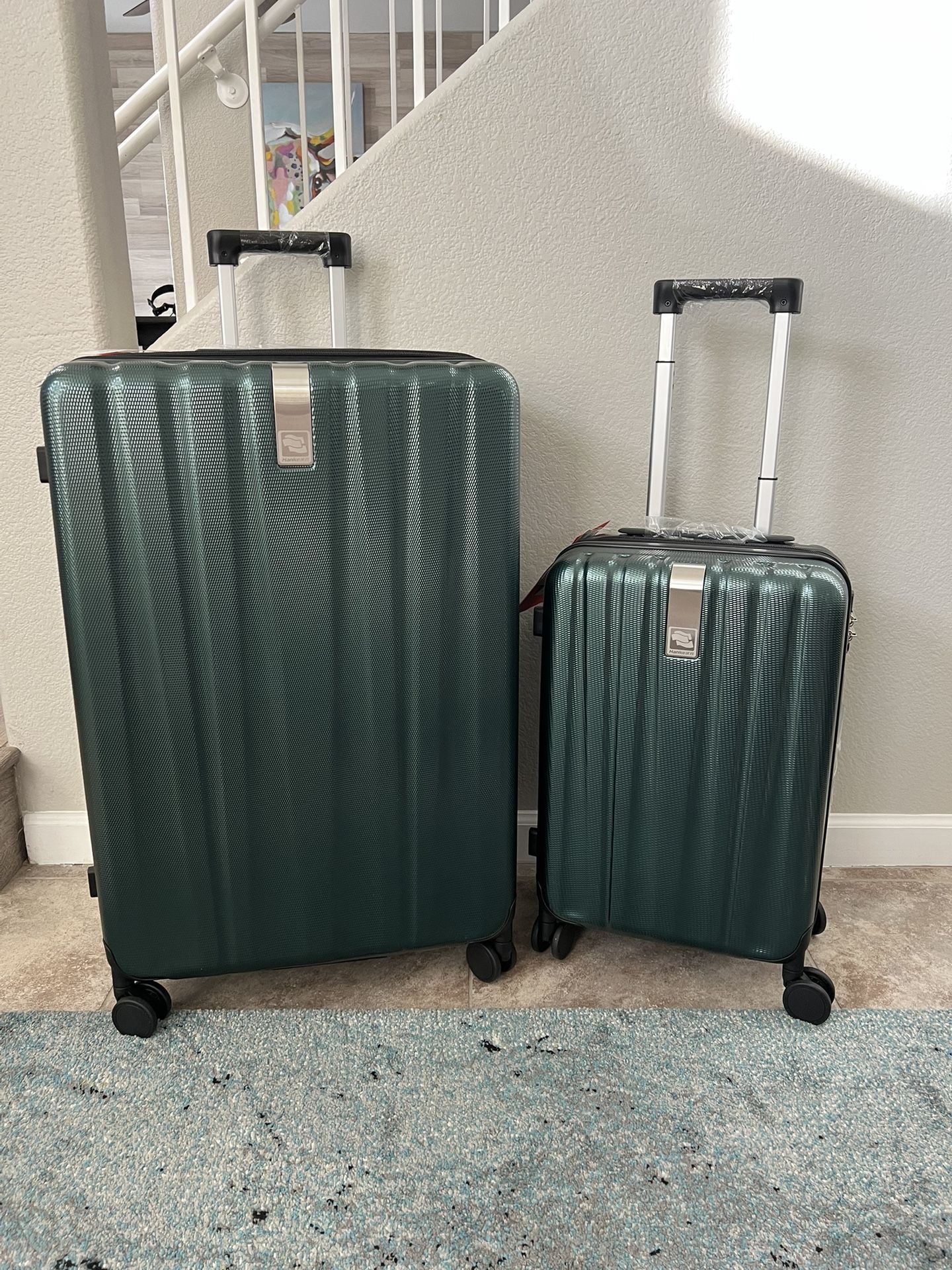 New Hanke 2 Piece Luggage Set - 20” carry on & 29” Large Checked Suitcase