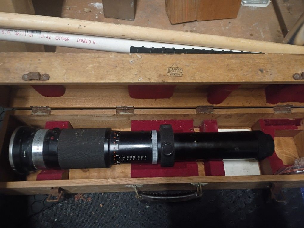 “Nippon Kogaku Japan”, which is the old name for Nikon (used before 1988).
The size, shape, and heavy construction match Nikon’s super-telephoto lens