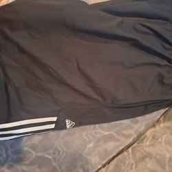 ADIDAS TALLA L EN BUENAS CONDISIONES $10