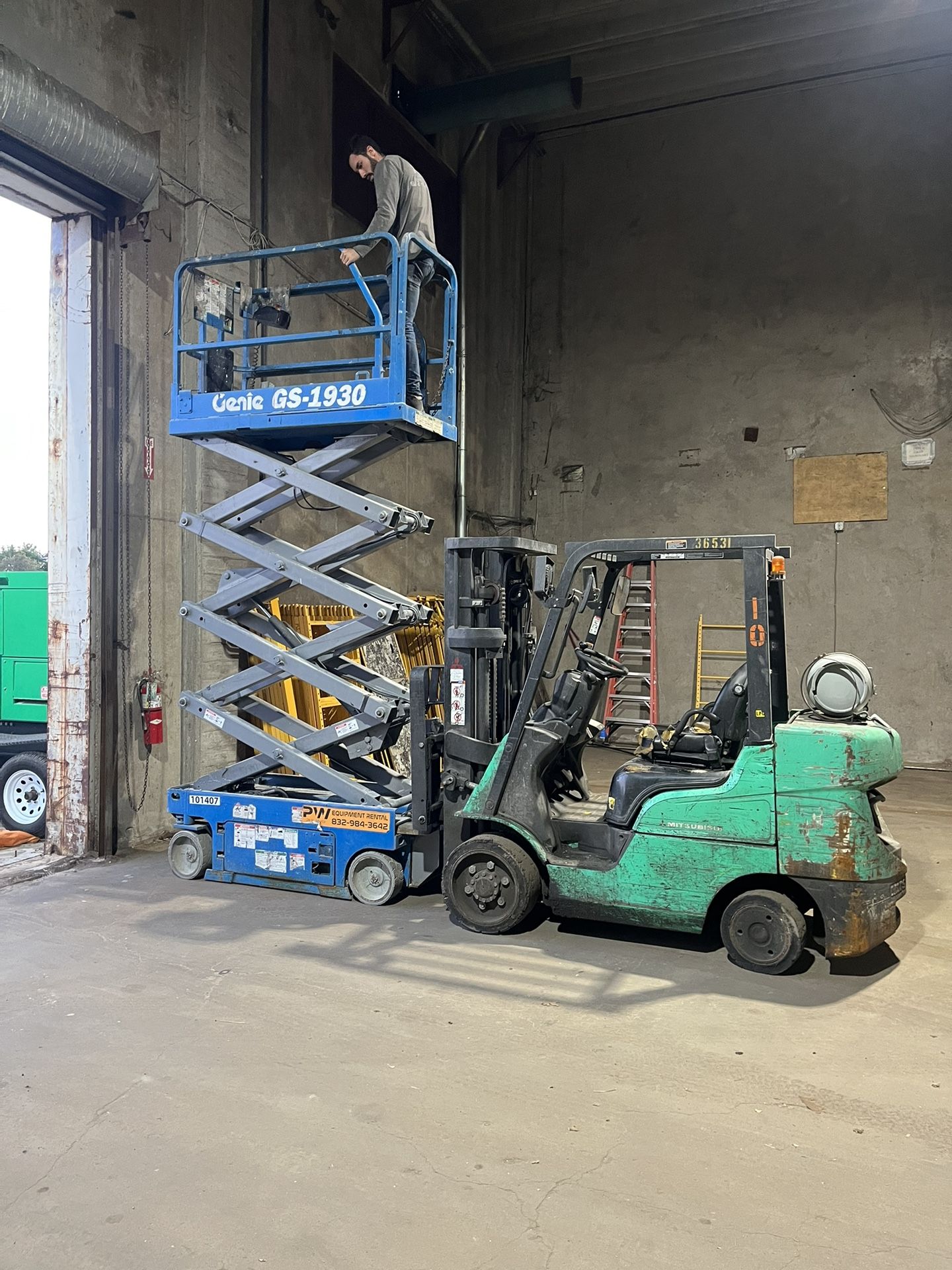 Scisors Lift, Forklift Available FoRent