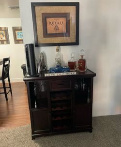 Bar with expandable top