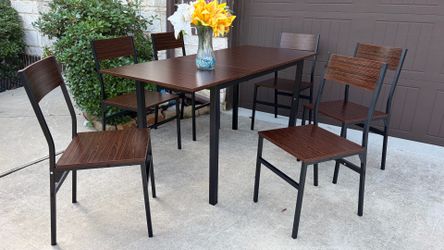 Beautiful Dining Set for 6! Table with 6 chairs. Excellent condition, sturdy!