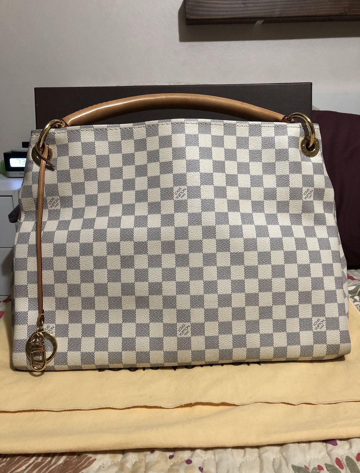 Authentic Louis Vuitton Artsy MM for Sale in Chula Vista, CA - OfferUp