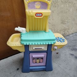 LITTLE TIKE KITCHEN 