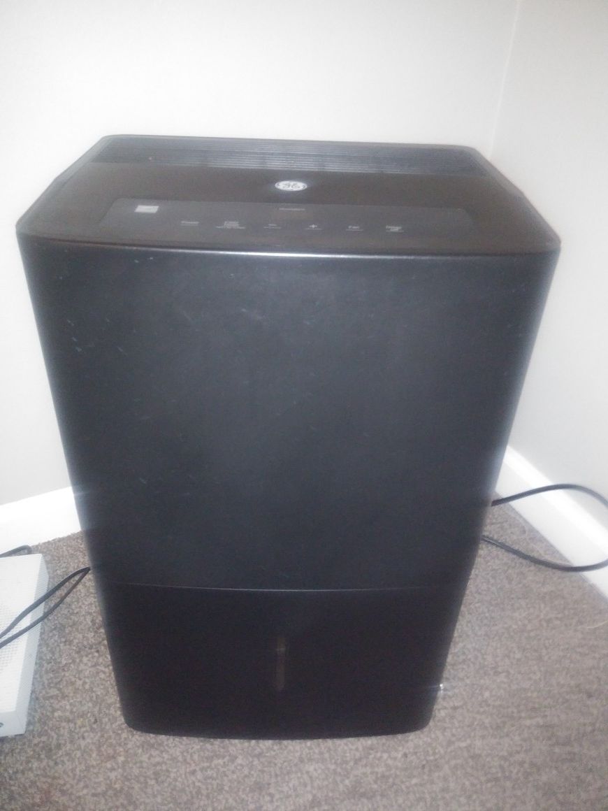 GE 70 pint dehumidifier (blk) (like new)