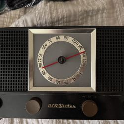 Vintage RCA Victor 6-XF-9 AM/FM table radio