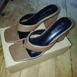 1 Pair Of Sandals