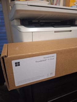 Surface docking station. Thunderbolt 4