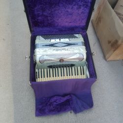 Ivory Guerinni Contello Accordian 